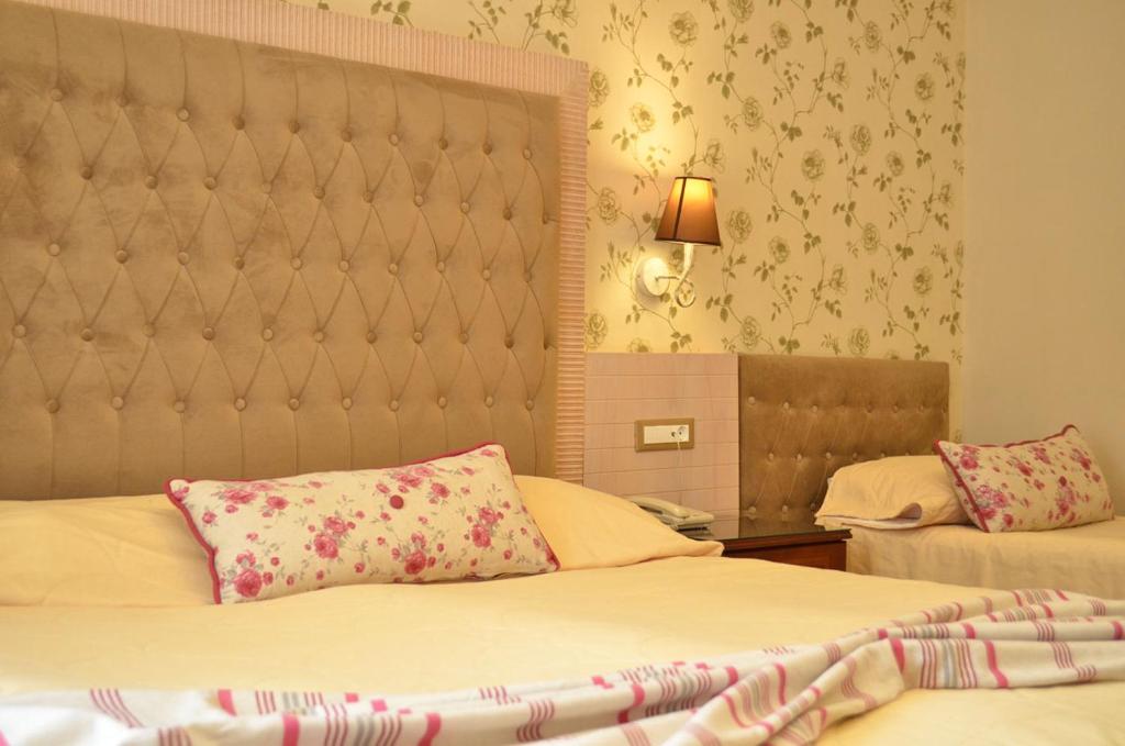Postel nebo postele na pokoji v ubytování Olympic Hotel