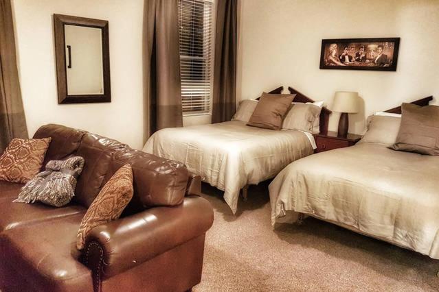 Un pat sau paturi într-o cameră la Cozy Little Apartment #11 by Amazing Property Rentals