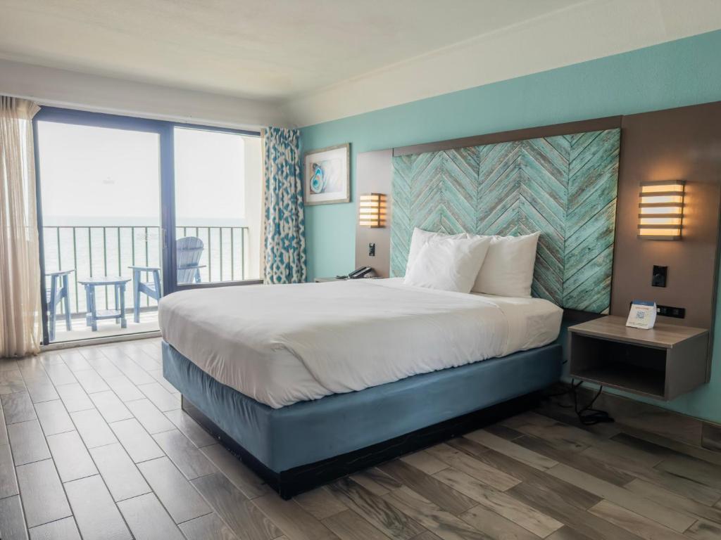 Crystal Coast Oceanfront Hotel - 