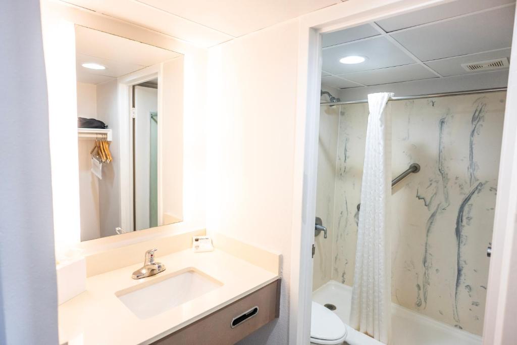 Crystal Coast Oceanfront Hotel - 