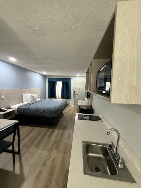 Suburban Studios Florence I-95 - 