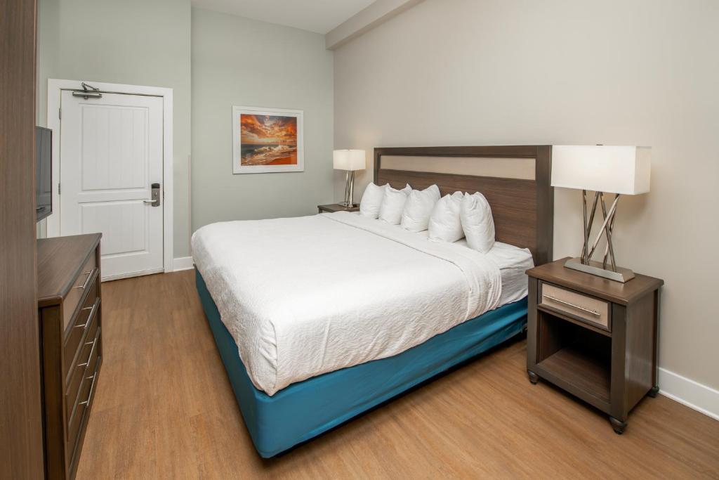 Commander Hotel & Suites - 