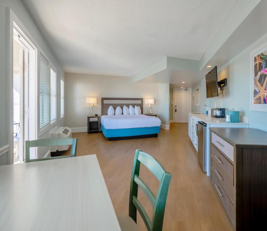 Commander Hotel & Suites - 