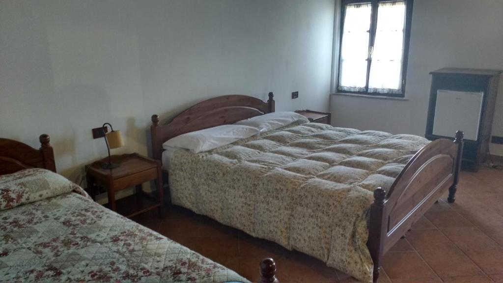 een slaapkamer met 2 bedden en een raam bij Villa Asiola in Villa Vicentina