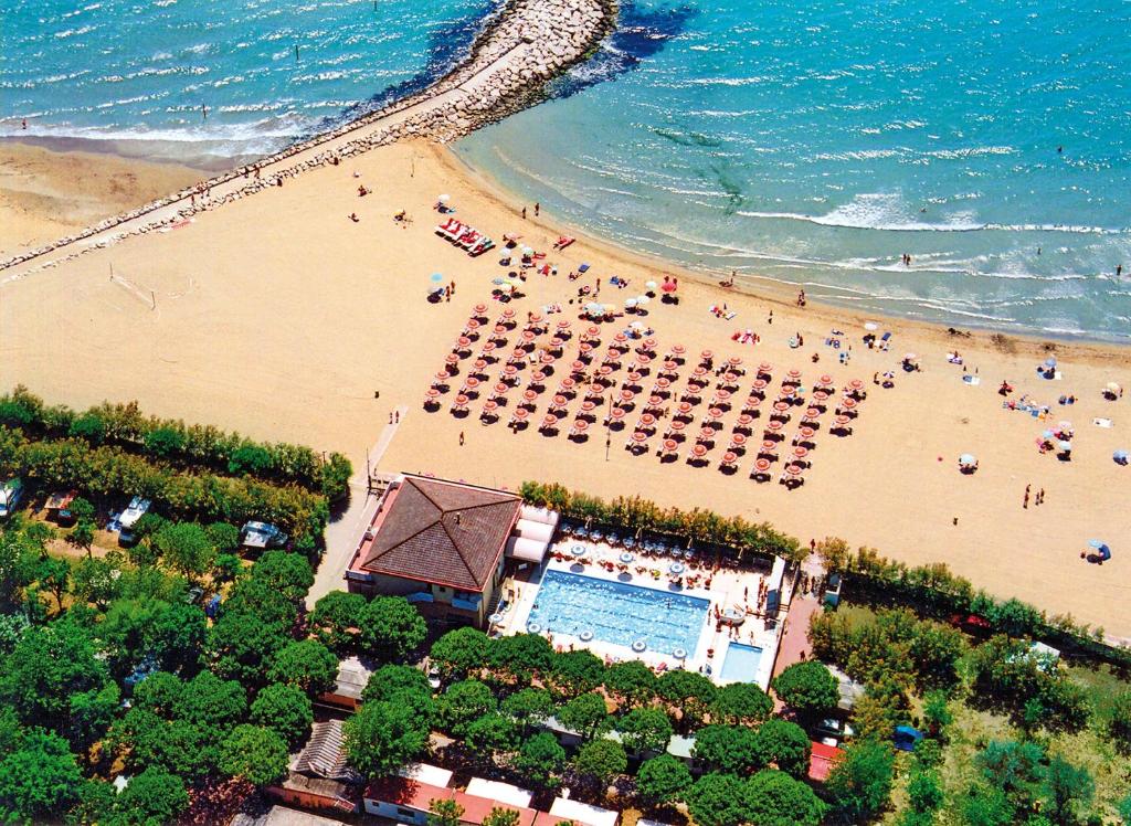 an overhead view of a beach with a group of people at Village Camping Joker in Cavallino-Treporti