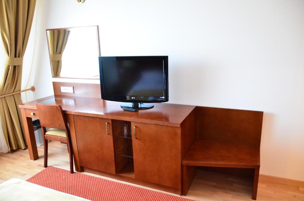 TV a/nebo společenská místnost v ubytování Hotel Miraj