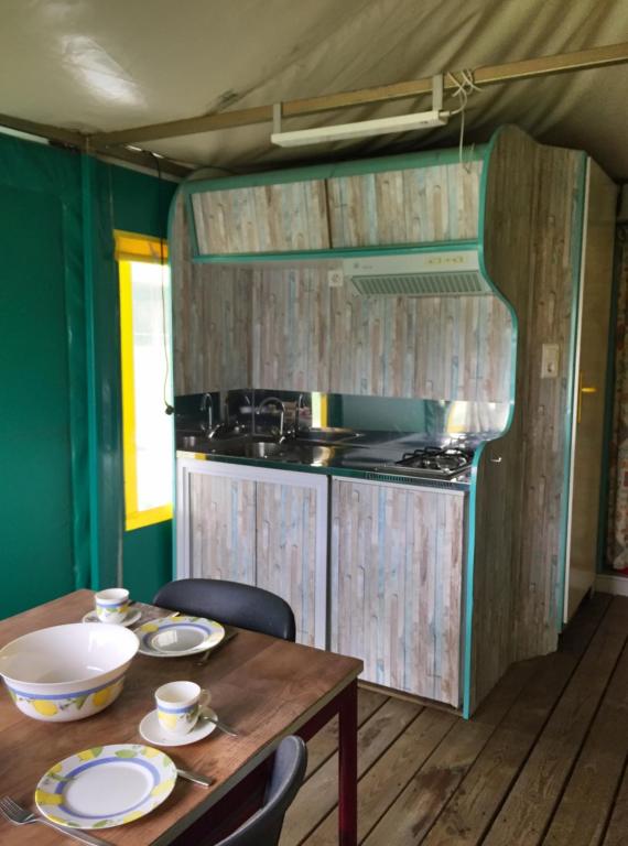 Kuchyň nebo kuchyňský kout v ubytování Recreational Farm Camping de Kreitsberg