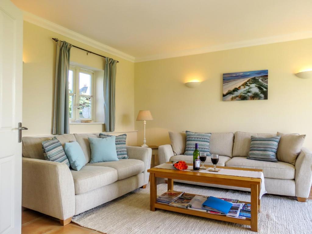 ein Wohnzimmer mit zwei Sofas und einem Couchtisch in der Unterkunft Sanderling Home in Aldeburgh