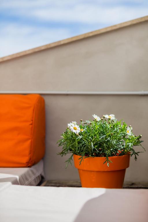 A seating area at Ca Sa Padrina by LOCALITE