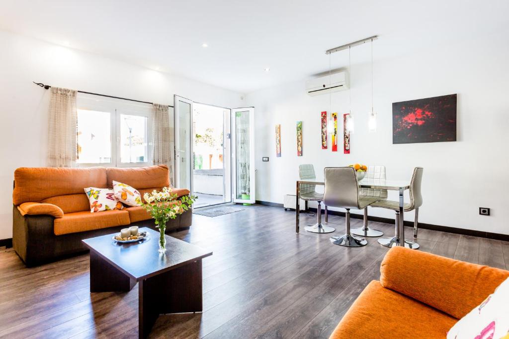 A seating area at Ca Sa Padrina by LOCALITE