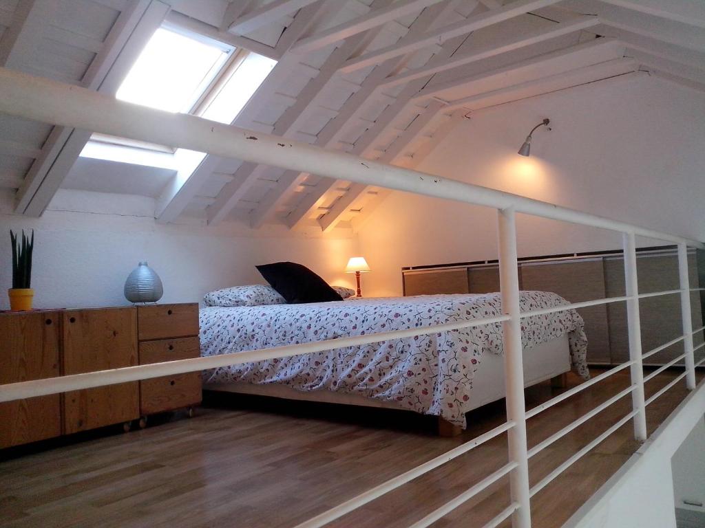 San Isidoro White Loft في إشبيلية: غرفة نوم بسرير مع اطار سرير ابيض