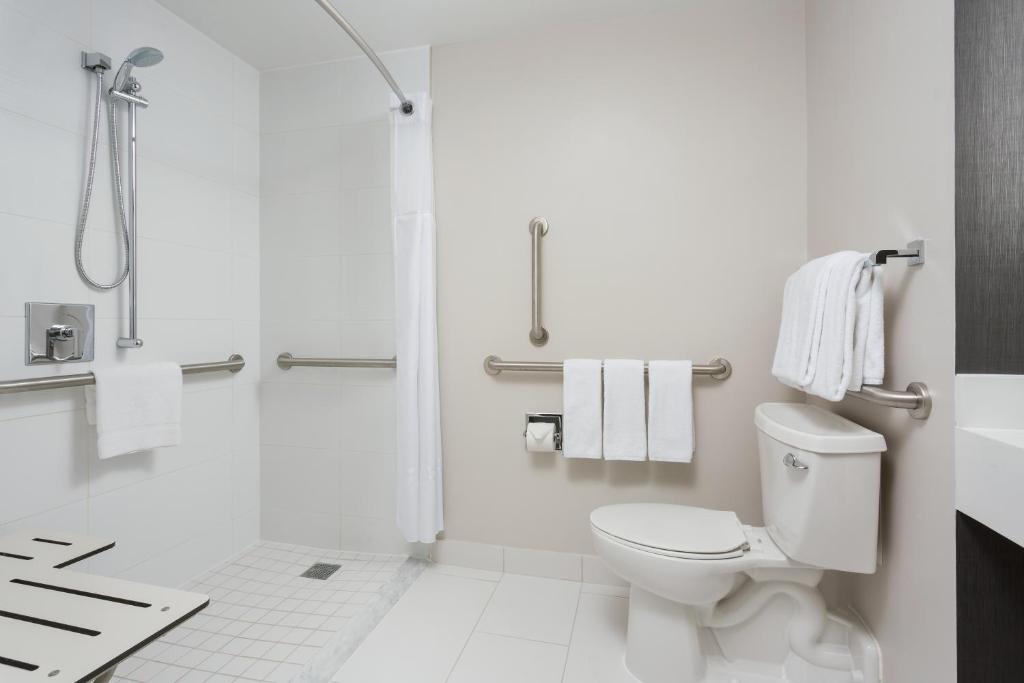 Hyatt Regency Bethesda near Washington D.C. - Комната королевы с двумя кроватями королевы и доступным душем - доступ по инвалидности