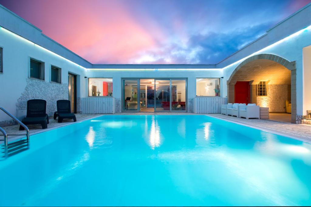 - une piscine dans une villa avec une maison dans l'établissement Core Resort, à Tuglie
