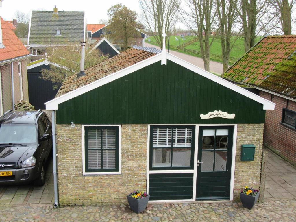 ヒンデローペンにあるHet Dijk Huisjeの緑の家