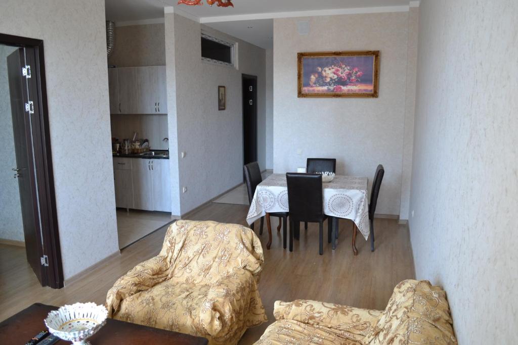 ein Wohnzimmer mit einem Esstisch und Stühlen in der Unterkunft batumi apartment 173 in Batumi