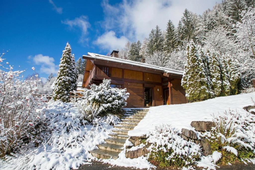 Chalet Chantey Mourry 67 Ski Chalet & Sleeps 8-9 - Happy Rentals