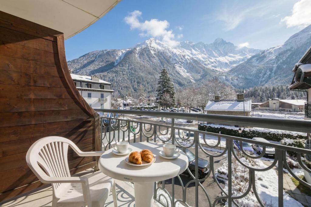Le Cristal GM11 Mountain View, Pool, Private Sauna & Parking - Happy Rentals