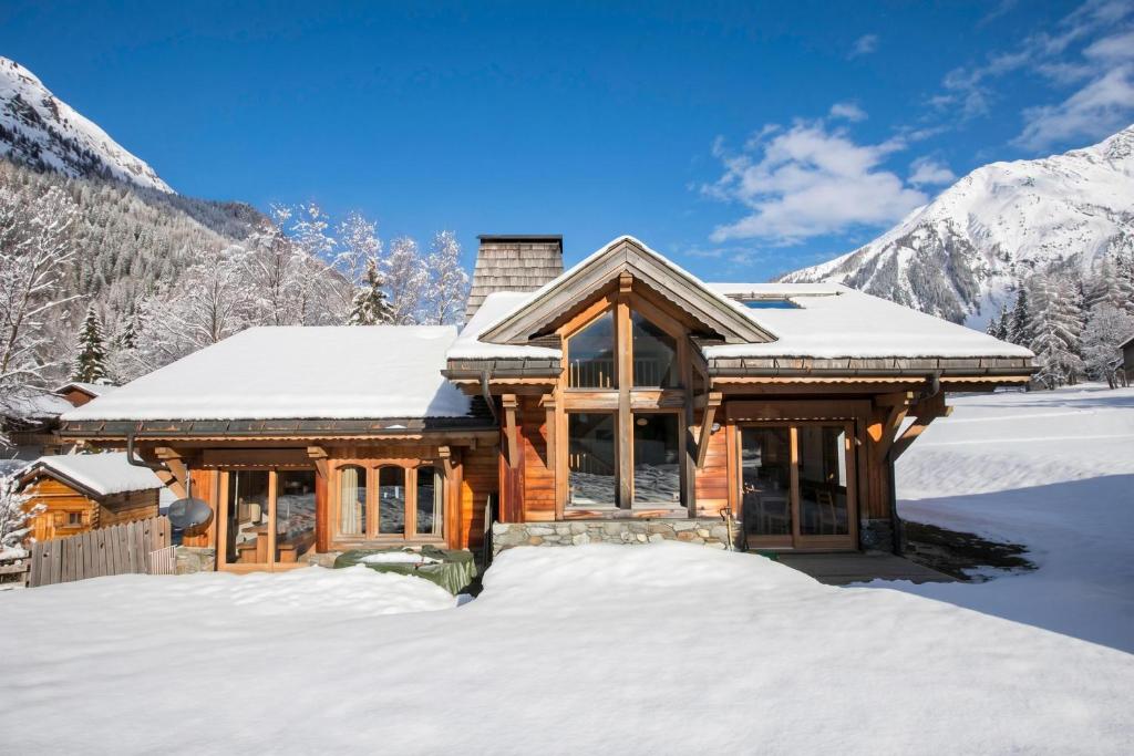Chalets Bonheur 6BR Sauna Sleeps 10 - Happy Rentals