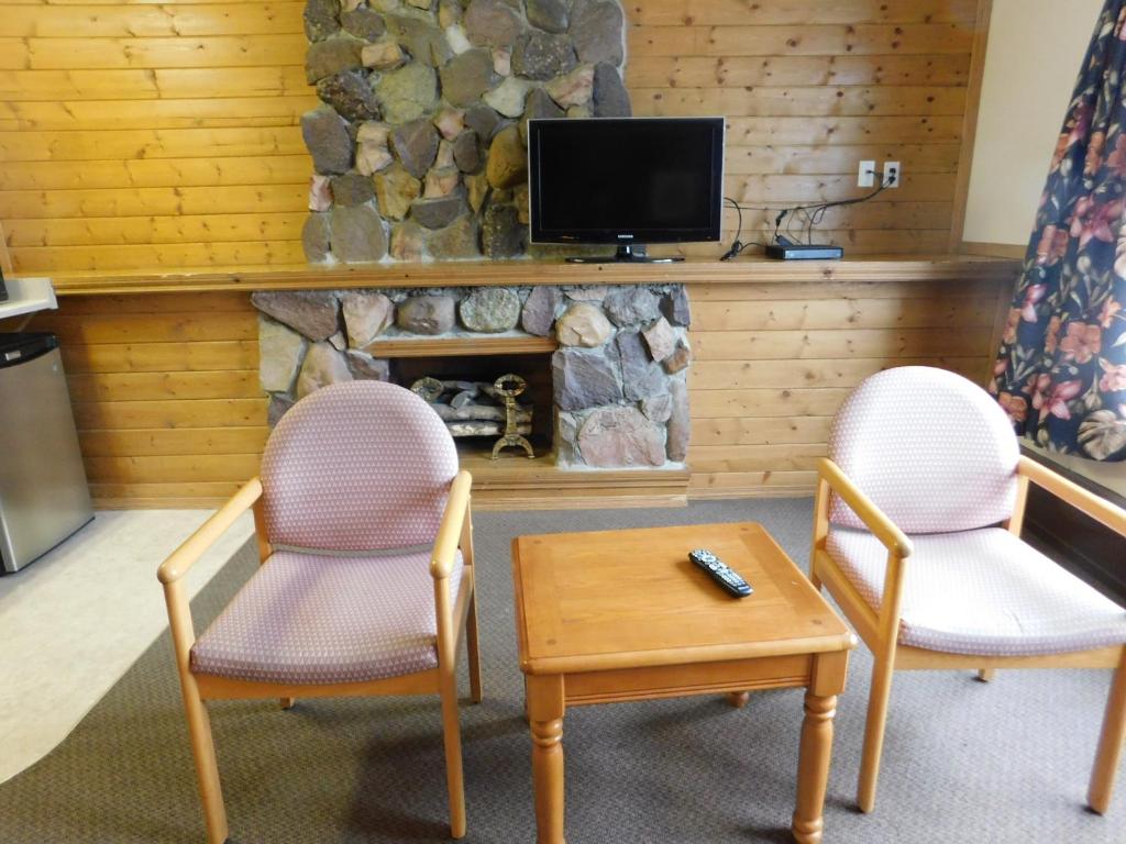 TV a/nebo společenská místnost v ubytování Timberland Hotel