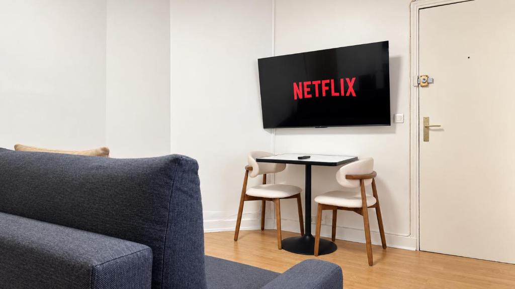 Classic Studio Retreat in Le Marais with Netflix