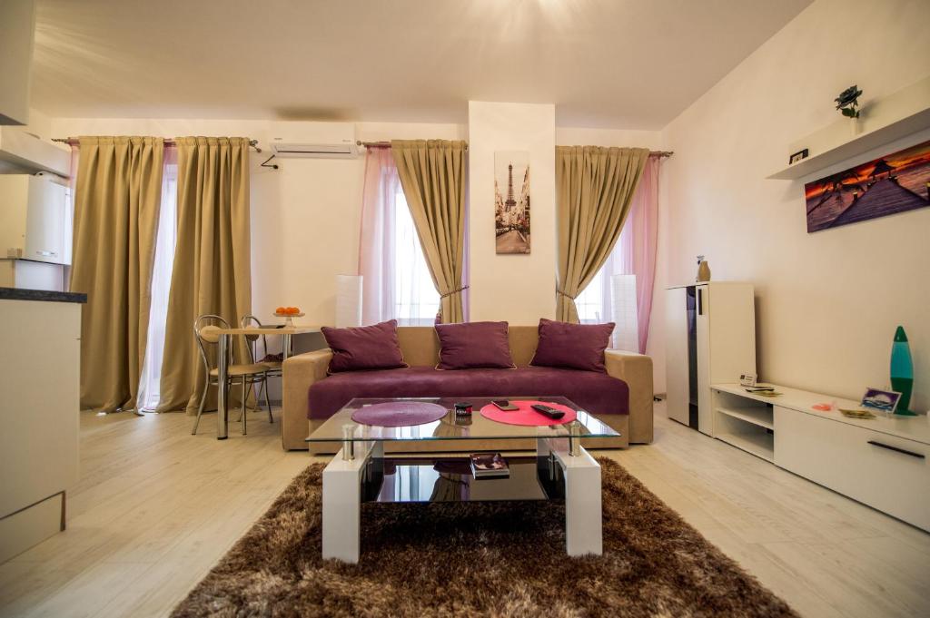 a living room with a couch and a table at Apartament Criss Lotus in Mamaia