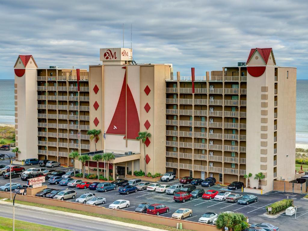 un estacionamiento frente a un gran hotel en Maritime Beach Club by Capital Vacations, en Myrtle Beach