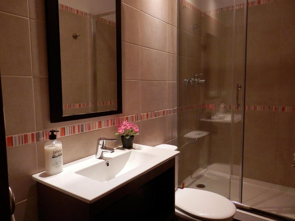 Barcelona Central Garden Hostal - 18