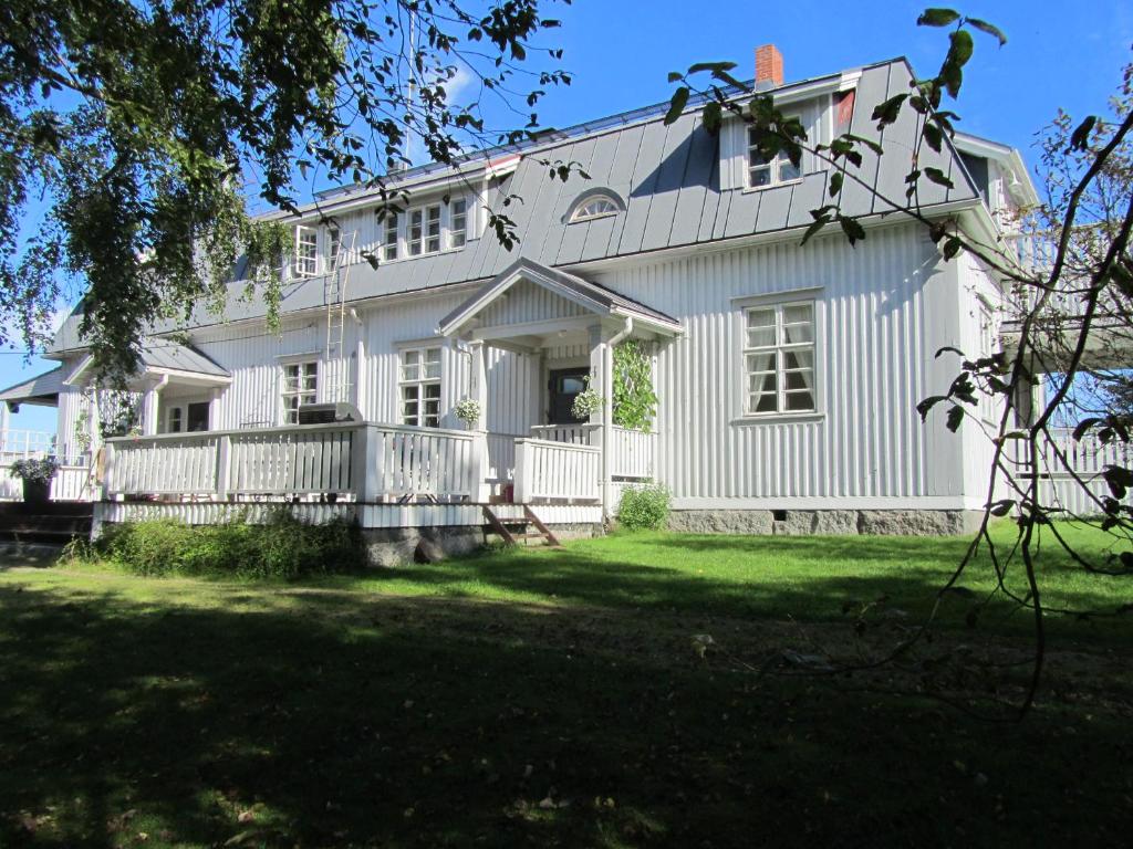 een groot wit huis met een grote tuin bij Hotelli Huiskankorpi Boutique Hotel in Nivala