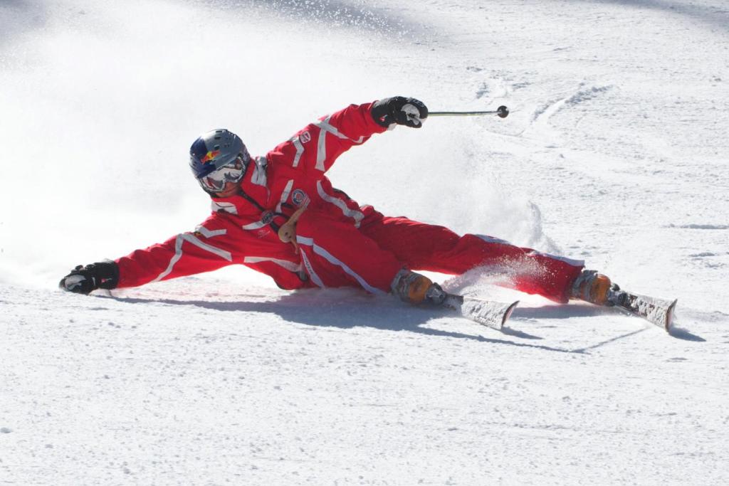 een persoon is aan het skiën op een sneeuw bedekte helling bij Tiroler Hasenhöhle in Wenns