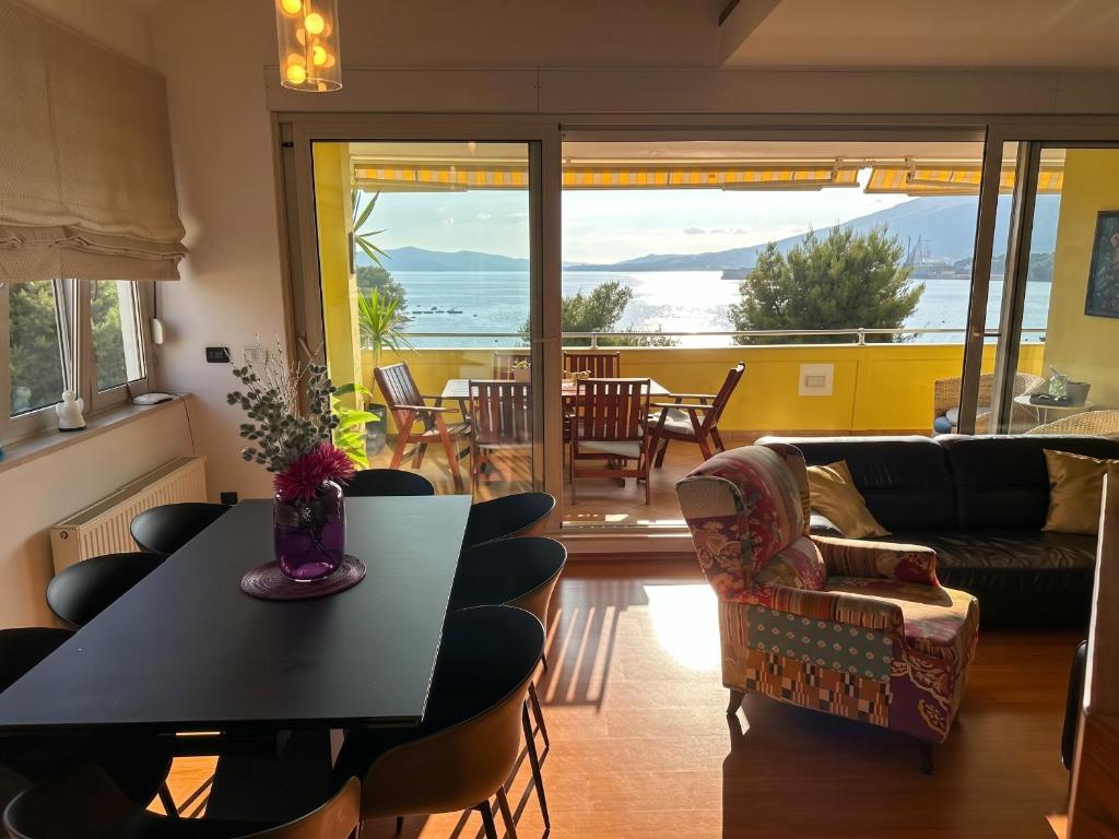 Spacious Apartment in Trogir with Parking
