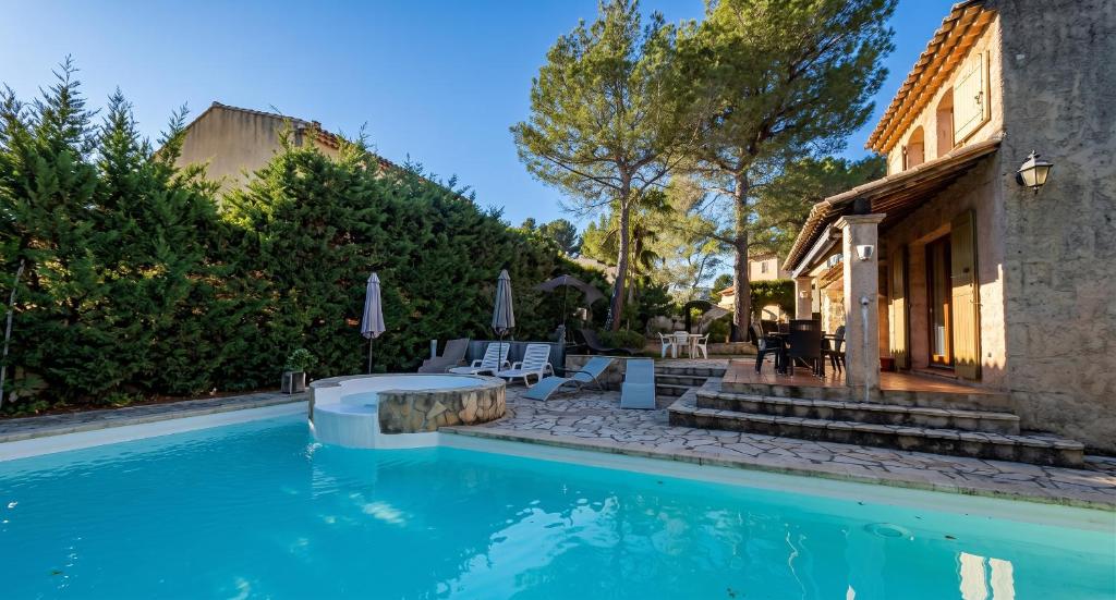 Villa avec piscine à Saint-Raphaël et vue sur la montagne