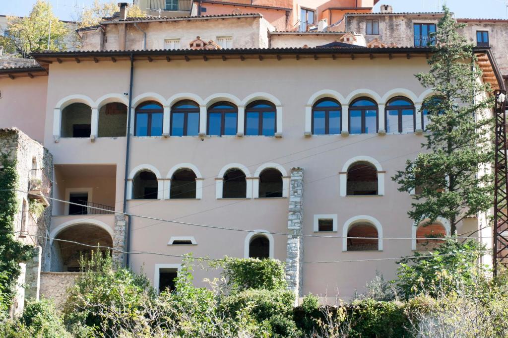 Pettorano sul GizioにあるIl Convento sul Gizioの青い窓のある白い大きな建物