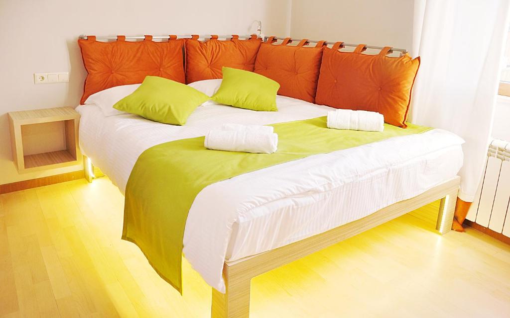 提比里斯的住宿－Boutique Hotel Avlabar，一张大床,上面有两个绿色枕头