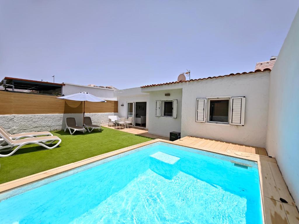 Bungalow with private pool and garden next to the Yumbo Center