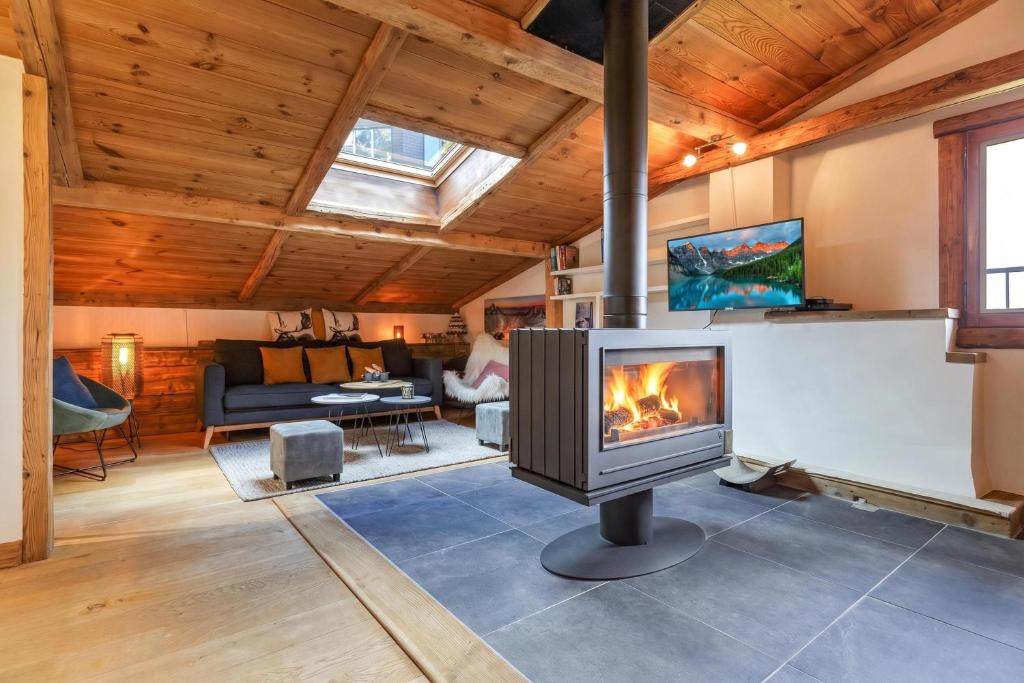Le Beaulieu Chamonix Penthouse Loft | Fireplace & Views - Happy Rentals