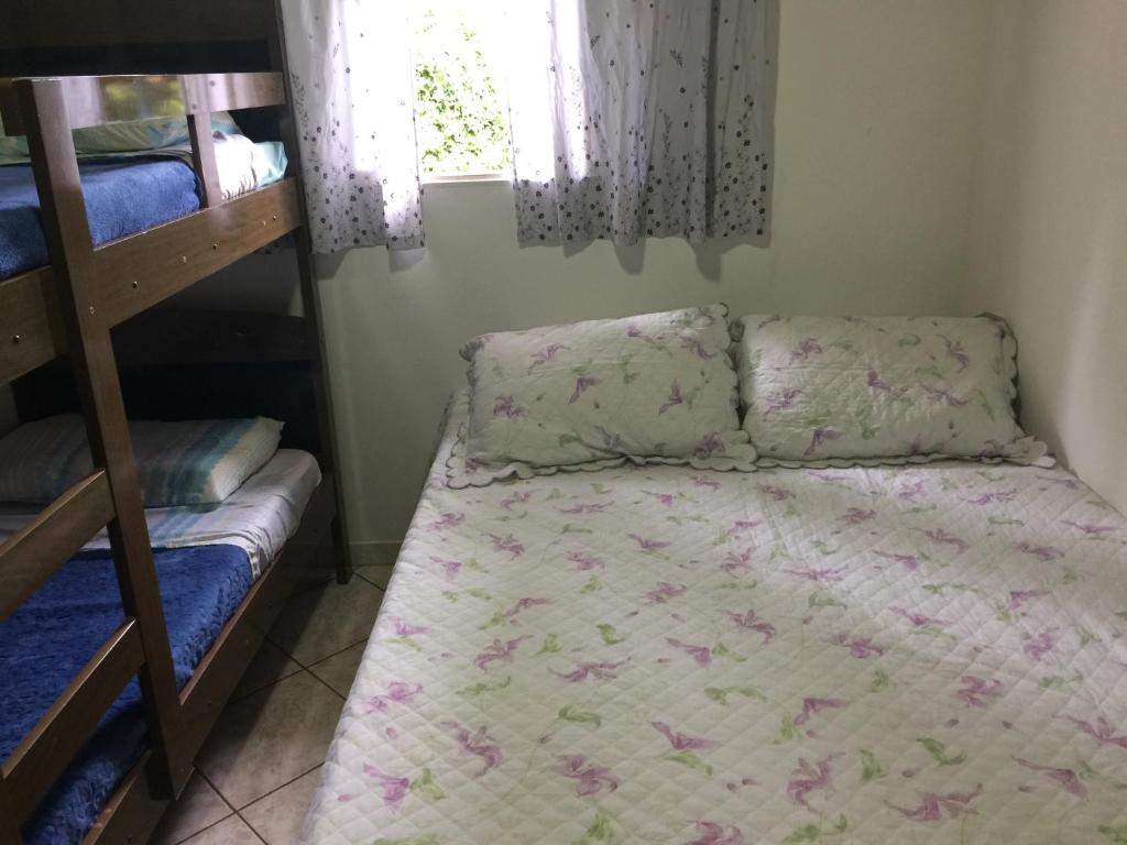 a small bedroom with a bed and bunk beds at Sítio Bicho Feliz in Santo Antônio do Pinhal