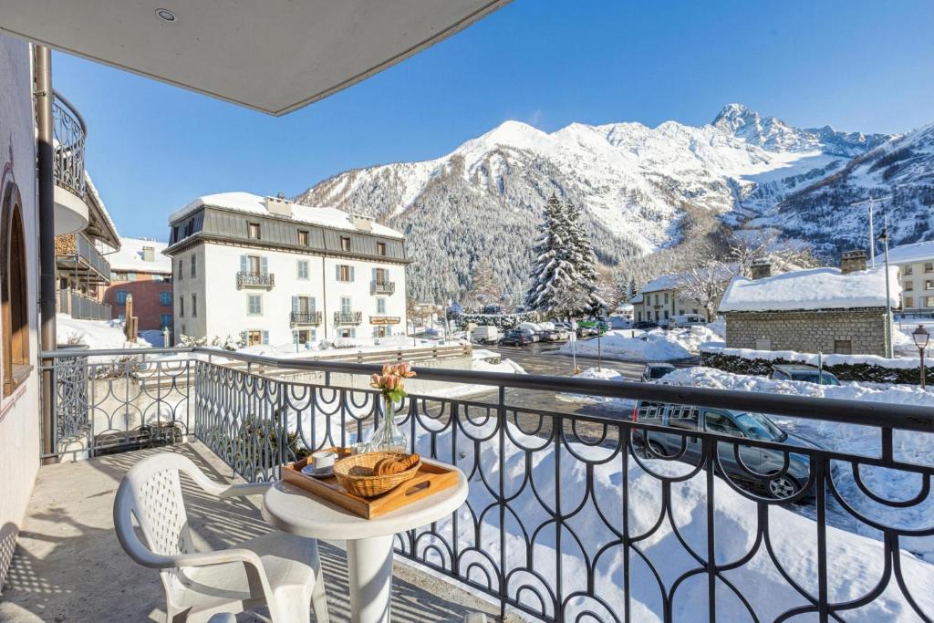 Le Cristal GM7 Mountain View, Pool, Private Sauna & Parking - Happy Rentals
