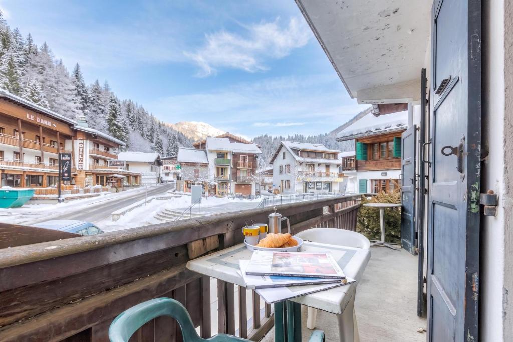 Le Bellevue 05 Walk to Ski Lifts Argentière Retreat | Balcony & Pool - Happy Rentals
