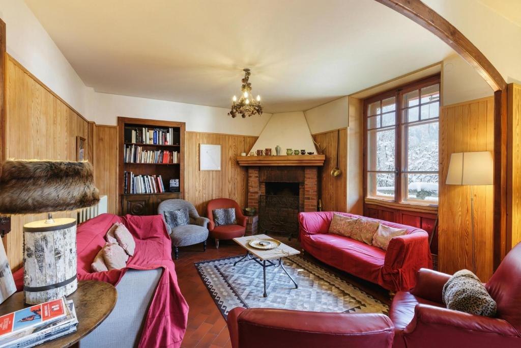 Grand Chalet des Moussoux 6BR: Terrace, Garden, Views, Sleeps 10 - Happy Rentals