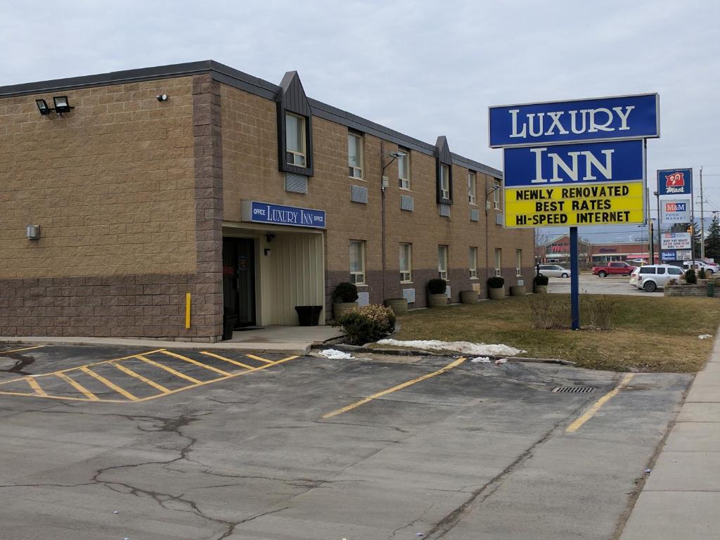 a building with a sign in a parking lot at Luxury Inn in Collingwood