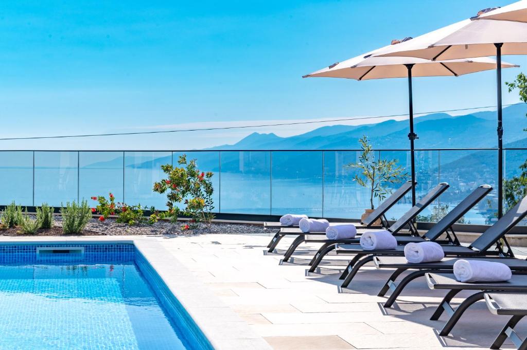 Villa Isabel - Luxury Apartments with Heated Pool & Sea View