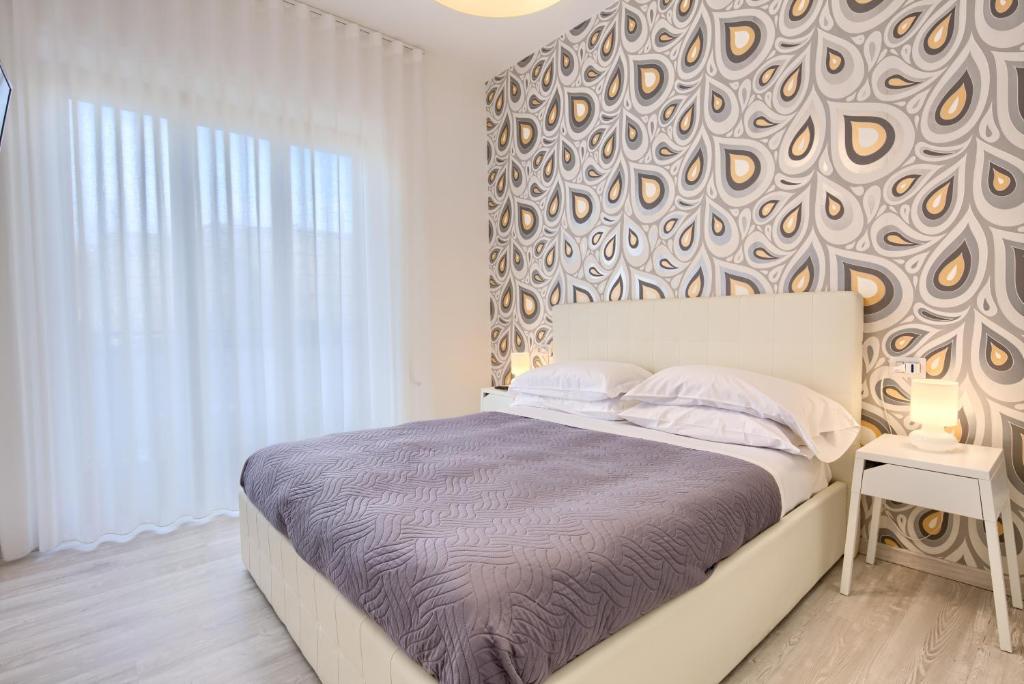 Postel nebo postele na pokoji v ubytování Flower Suites Sorrento