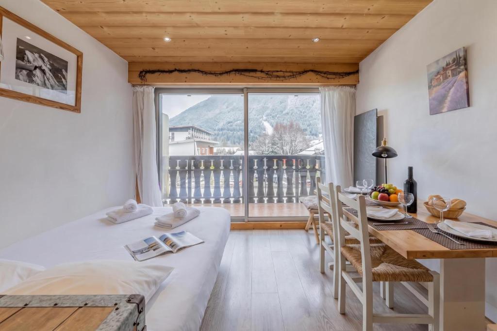 Clos Du Savoy - South Facing Balcony - Happy Rentals