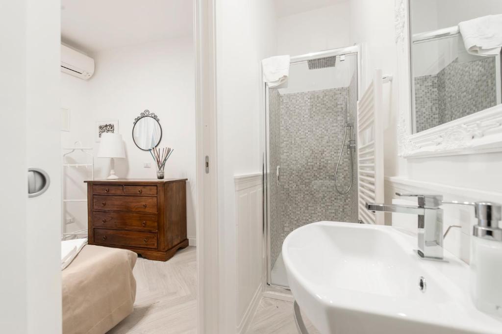 A bathroom at Trevi Apartment