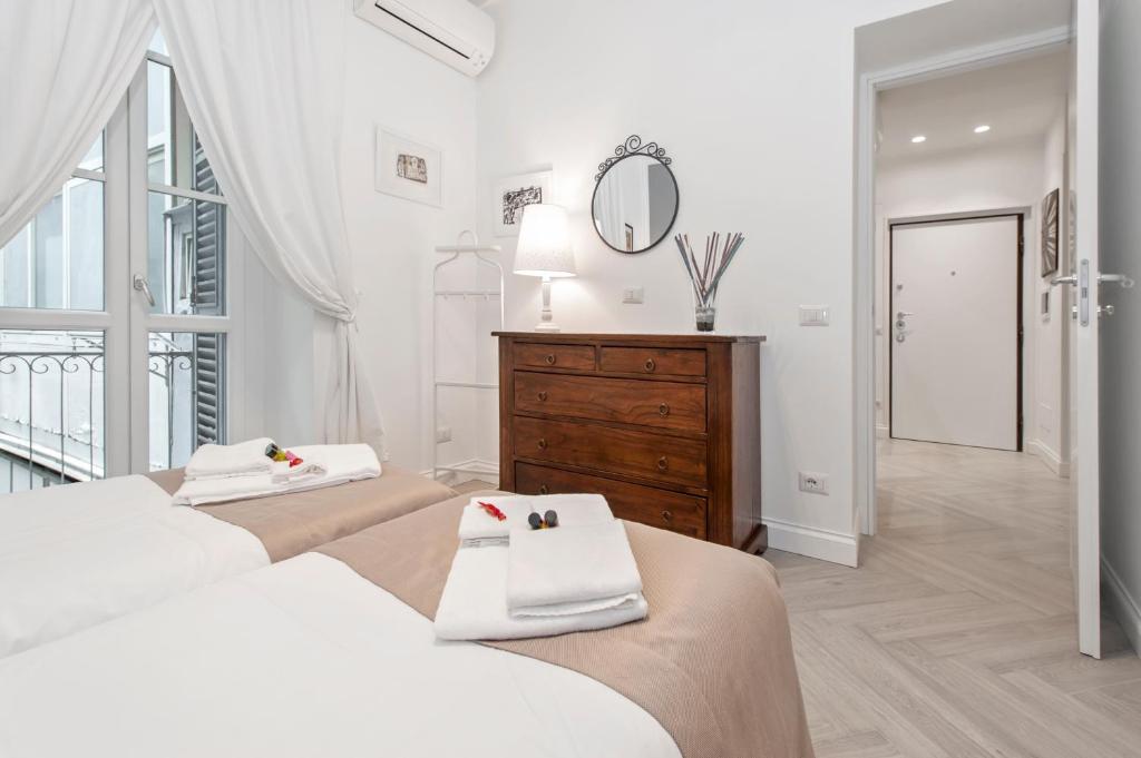 A bed or beds in a room at Trevi Apartment