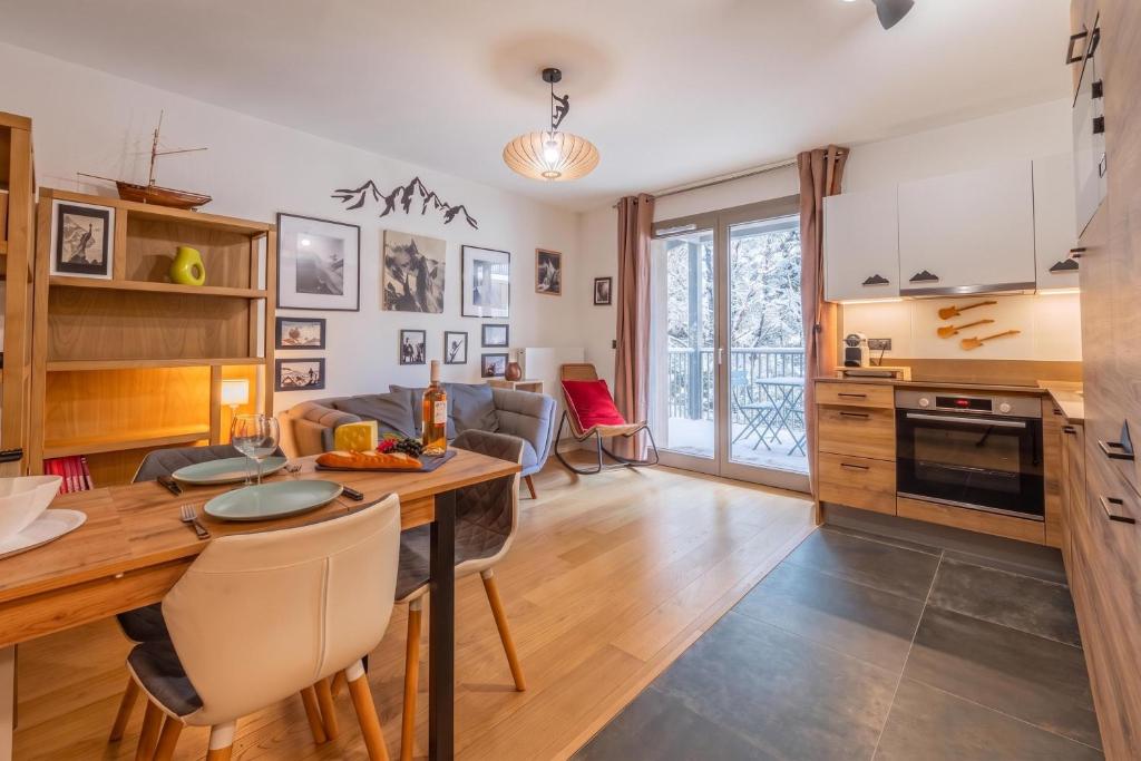 White Pearl B12 Cosy Chamonix Base for 2 - Happy Rentals