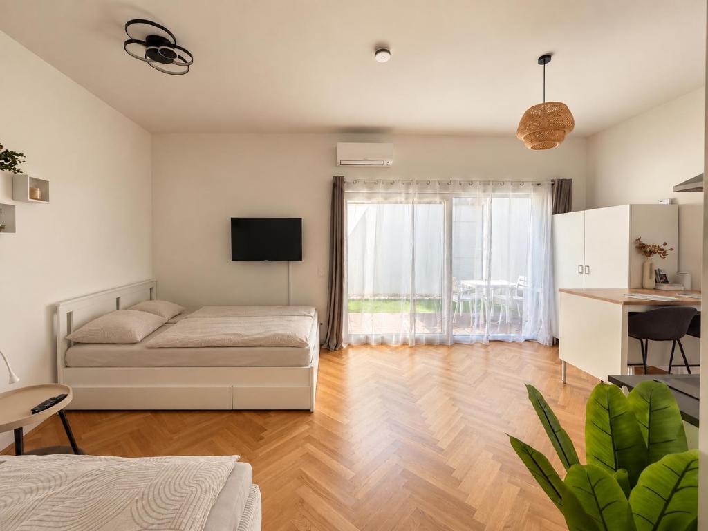 Charming Garden Hideaway with AC near City Center