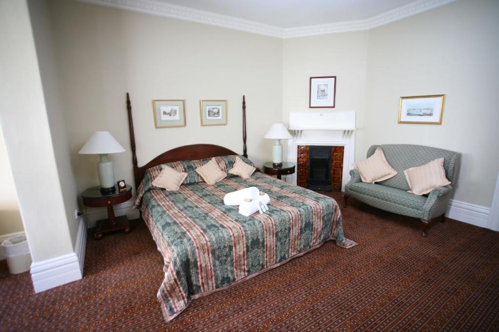 Postel nebo postele na pokoji v ubytování Darcy's Hotel
