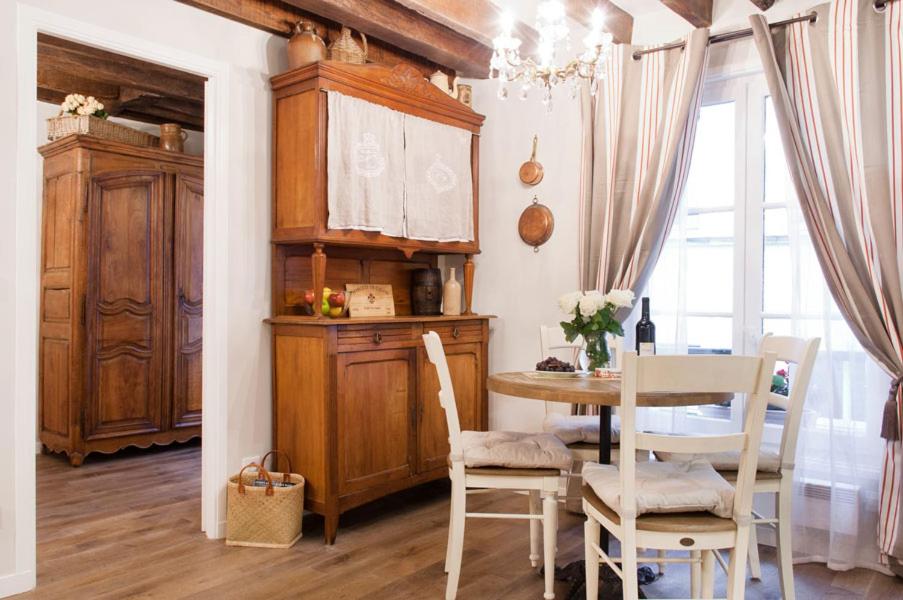 - une salle à manger avec une table et des chaises dans l'établissement Le Merlot du Marais, à Paris