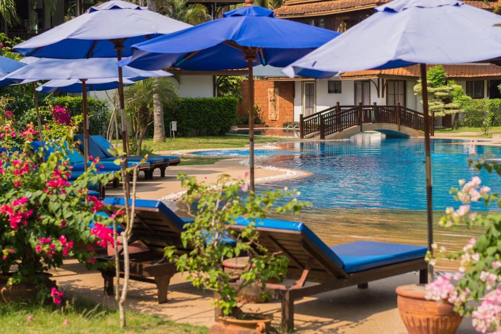 Bazén v ubytování Coral Hotel Bangsaphan nebo v jeho okolí